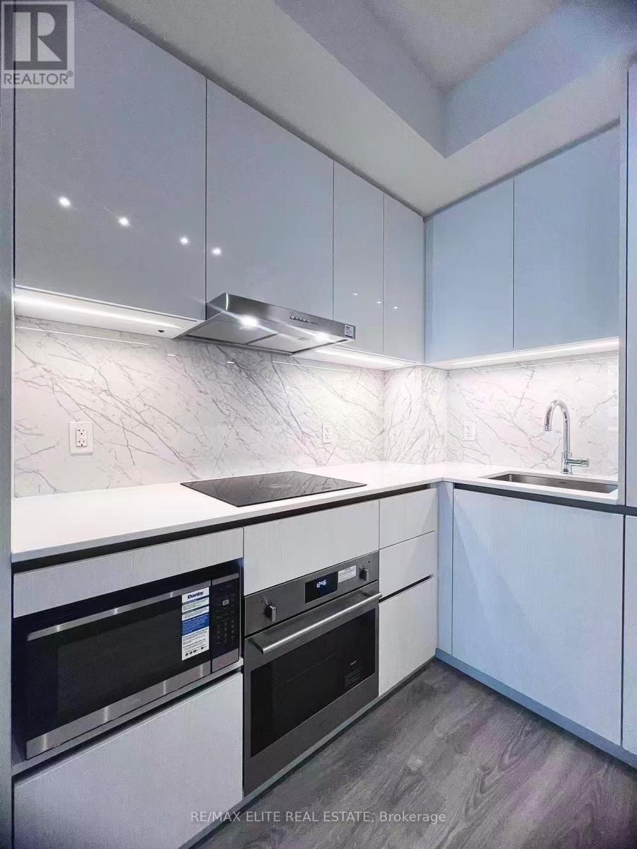 1715 - 8 Interchange Way, Vaughan, ON - Indoor Photo Showing Kitchen With Upgraded Kitchen