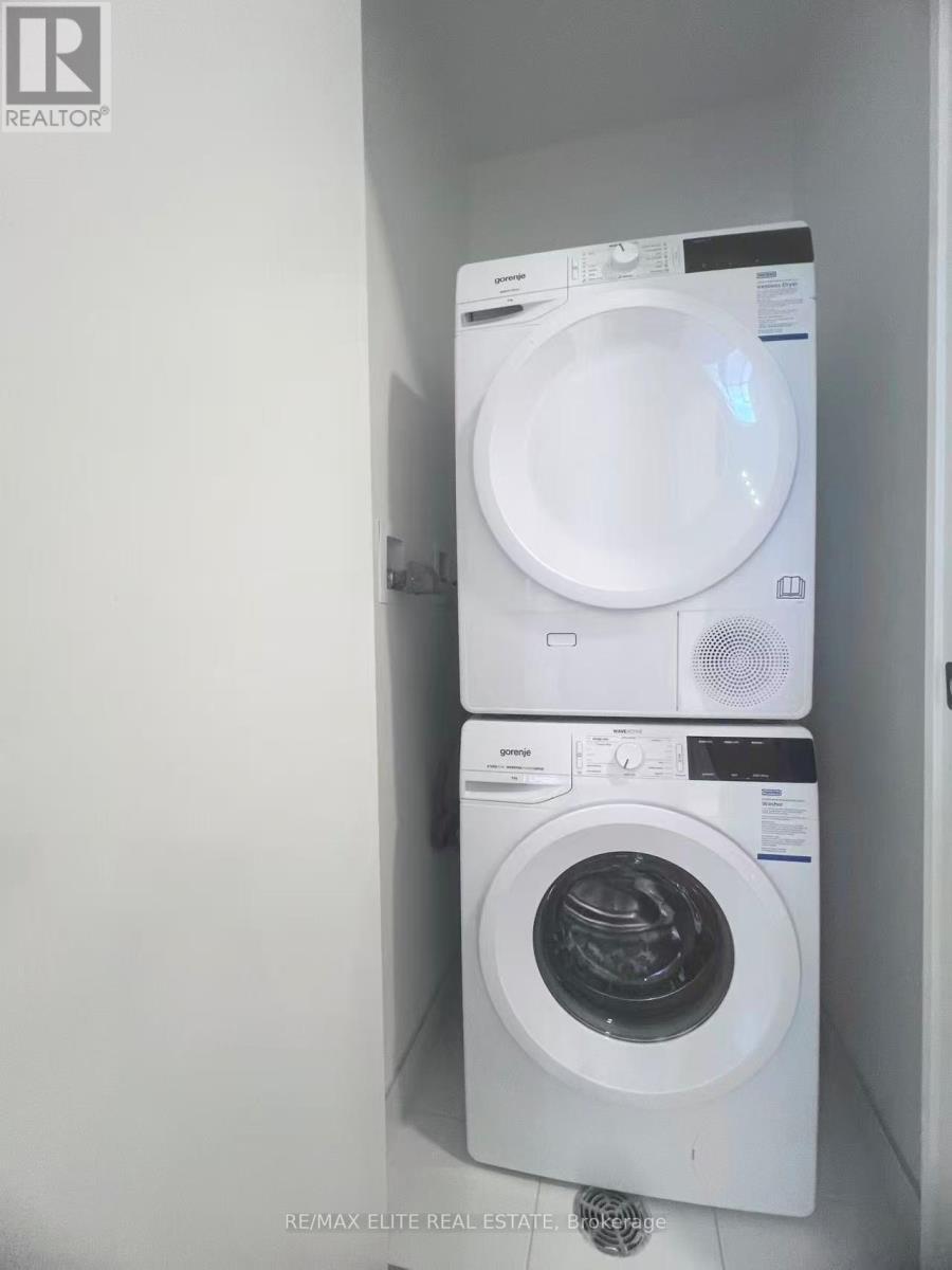 1715 - 8 Interchange Way, Vaughan, ON - Indoor Photo Showing Laundry Room