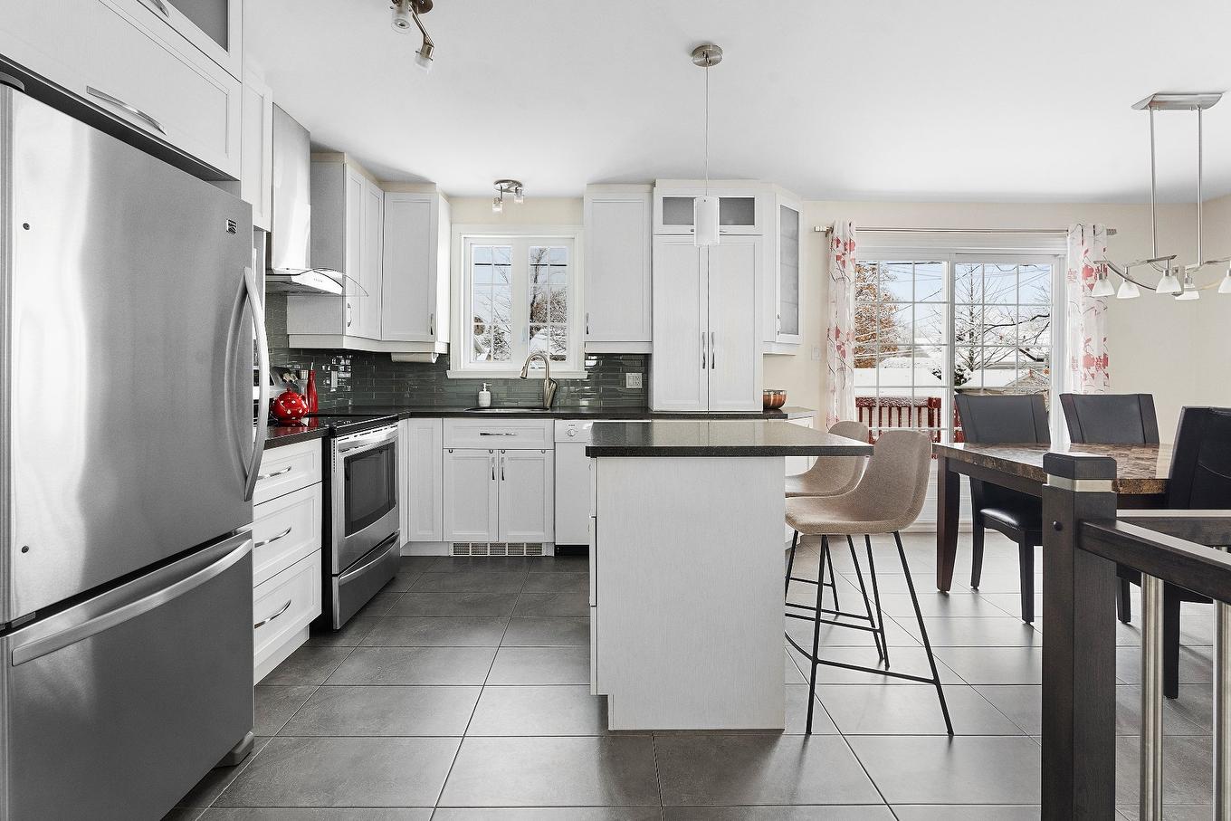 Cuisine - 321 Rue De Nancy, Lévis (Les Chutes-De-La-Chaudière-Ouest), QC - Indoor Photo Showing Kitchen With Upgraded Kitchen