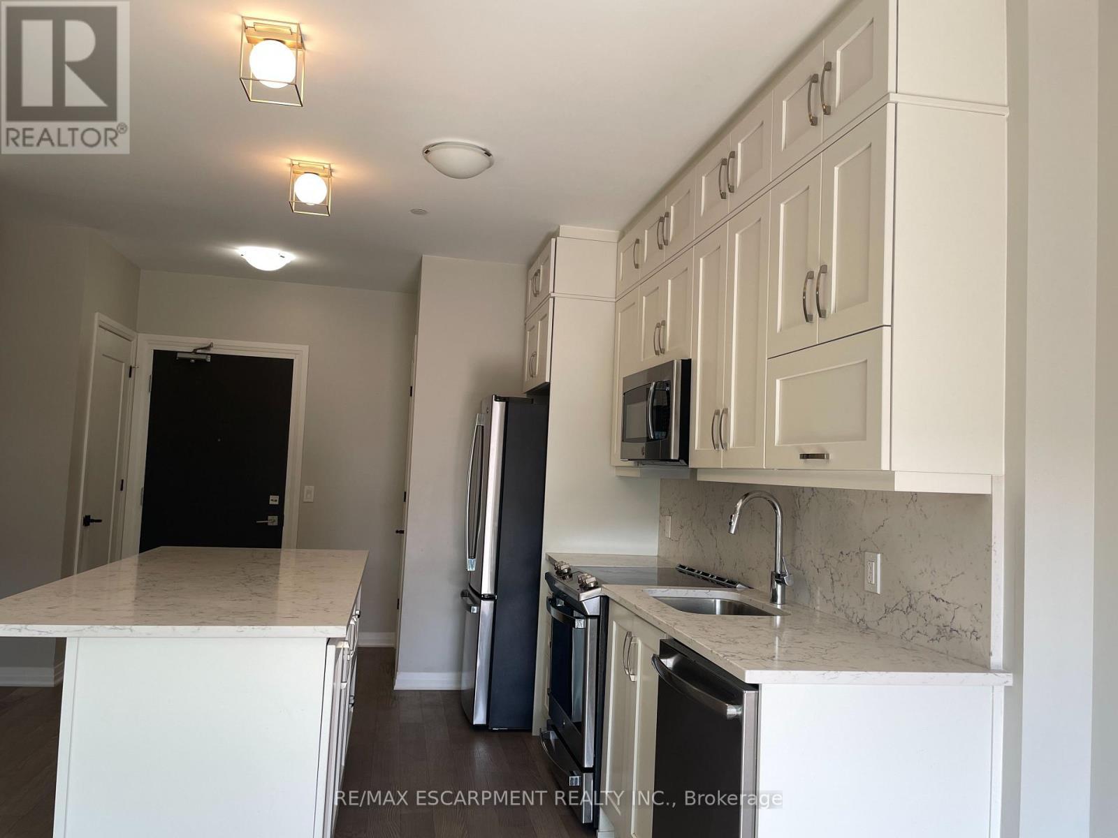 502 - 102 Grovewood Common, Oakville, ON - Indoor Photo Showing Kitchen