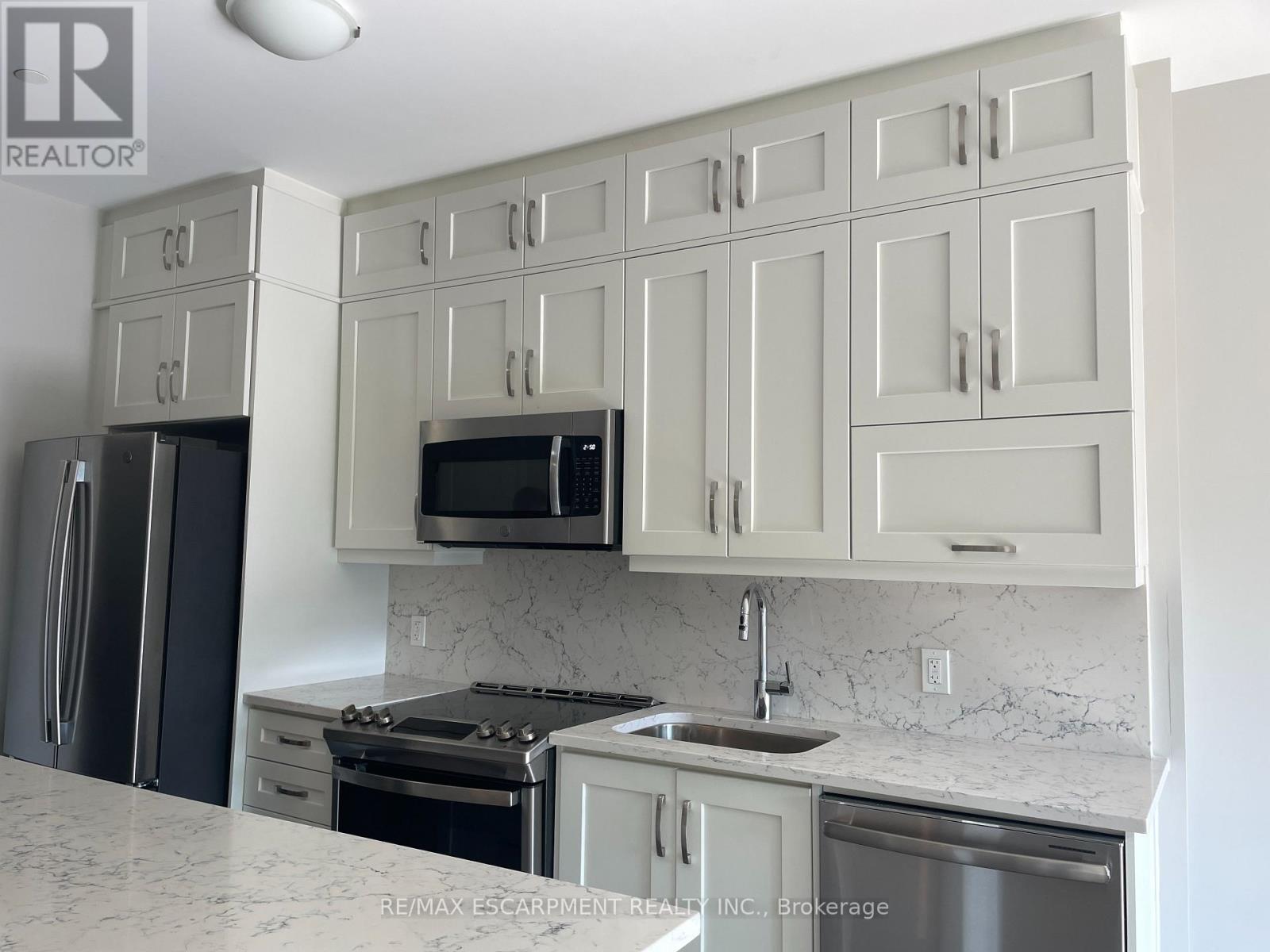 502 - 102 Grovewood Common, Oakville, ON - Indoor Photo Showing Kitchen With Upgraded Kitchen