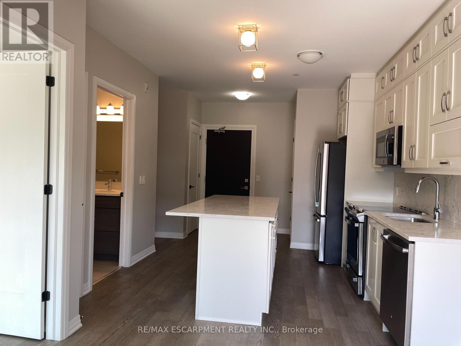 502 - 102 Grovewood Common, Oakville, ON - Indoor Photo Showing Kitchen