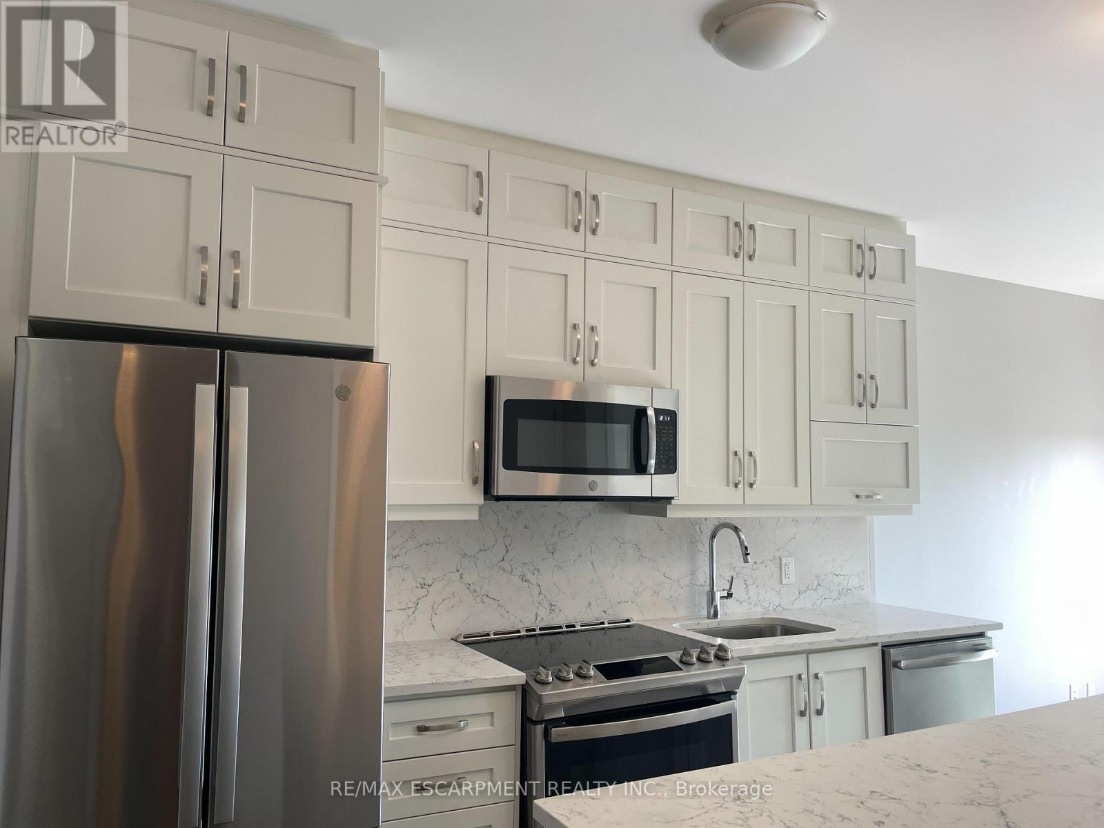 502 - 102 Grovewood Common, Oakville, ON - Indoor Photo Showing Kitchen With Upgraded Kitchen