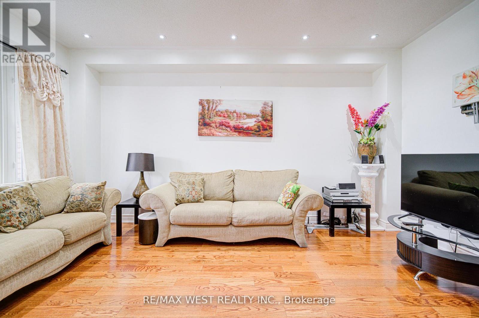 12 Eaglefield Gate, Brampton, ON - Indoor Photo Showing Living Room