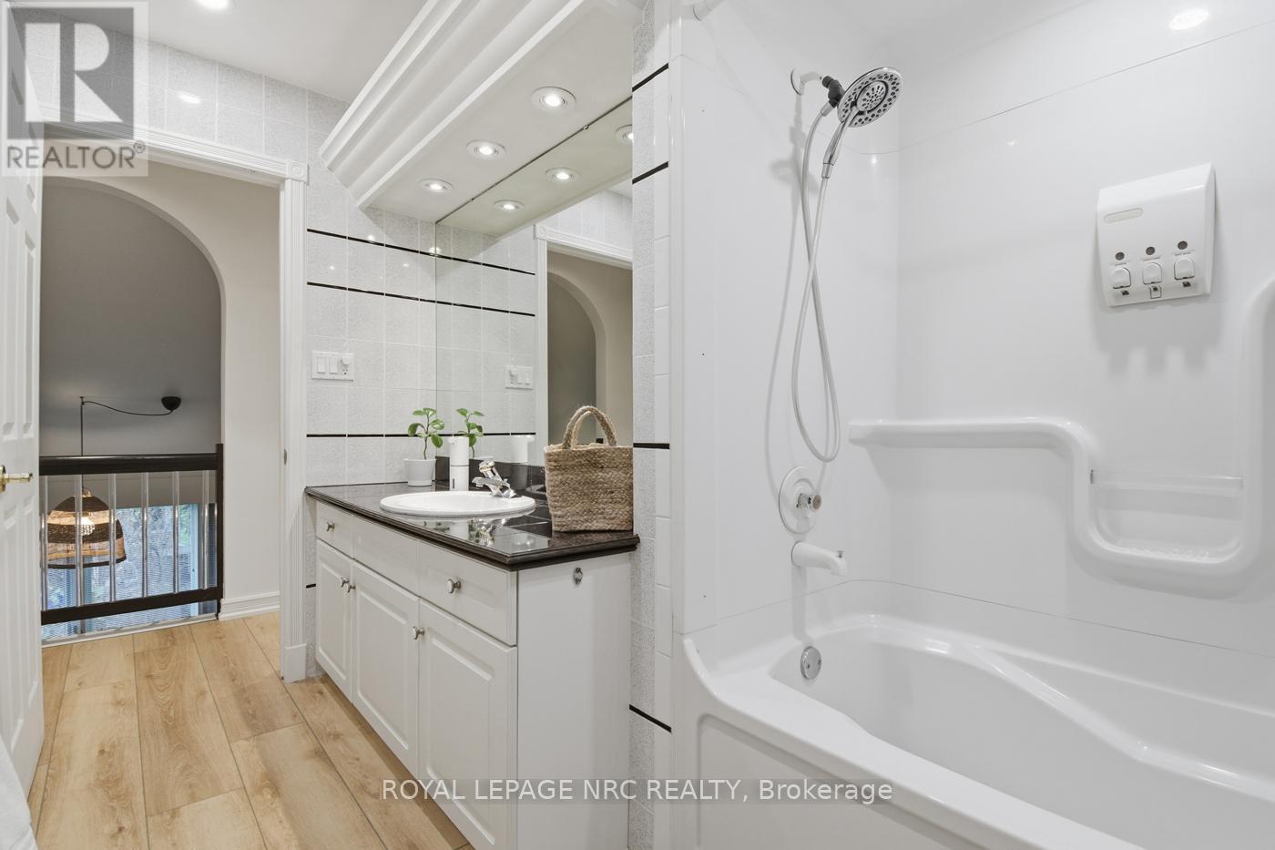 12 Fuller Crescent, Thorold (Confederation Heights), ON - Indoor Photo Showing Bathroom