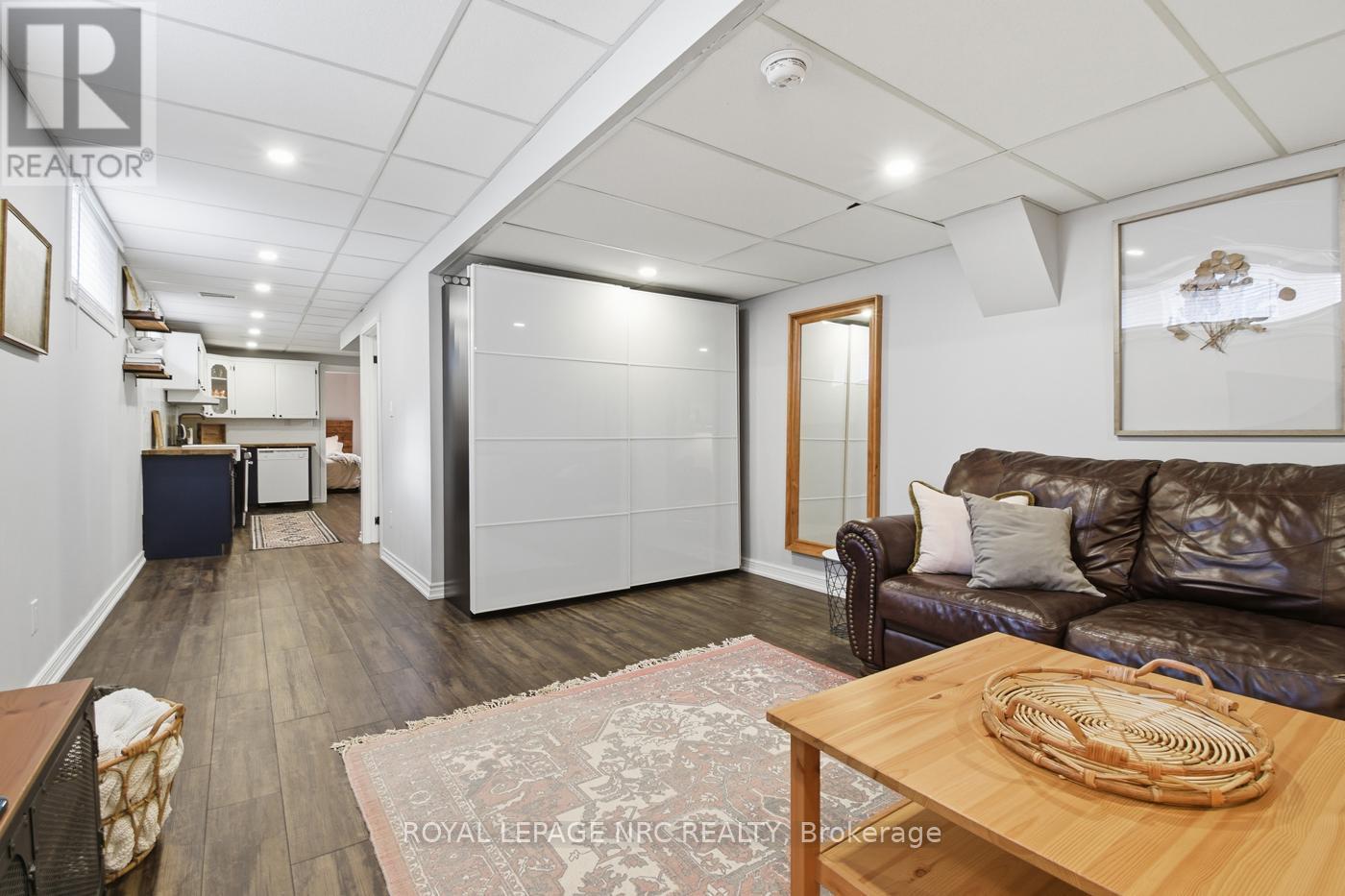 12 Fuller Crescent, Thorold (Confederation Heights), ON - Indoor