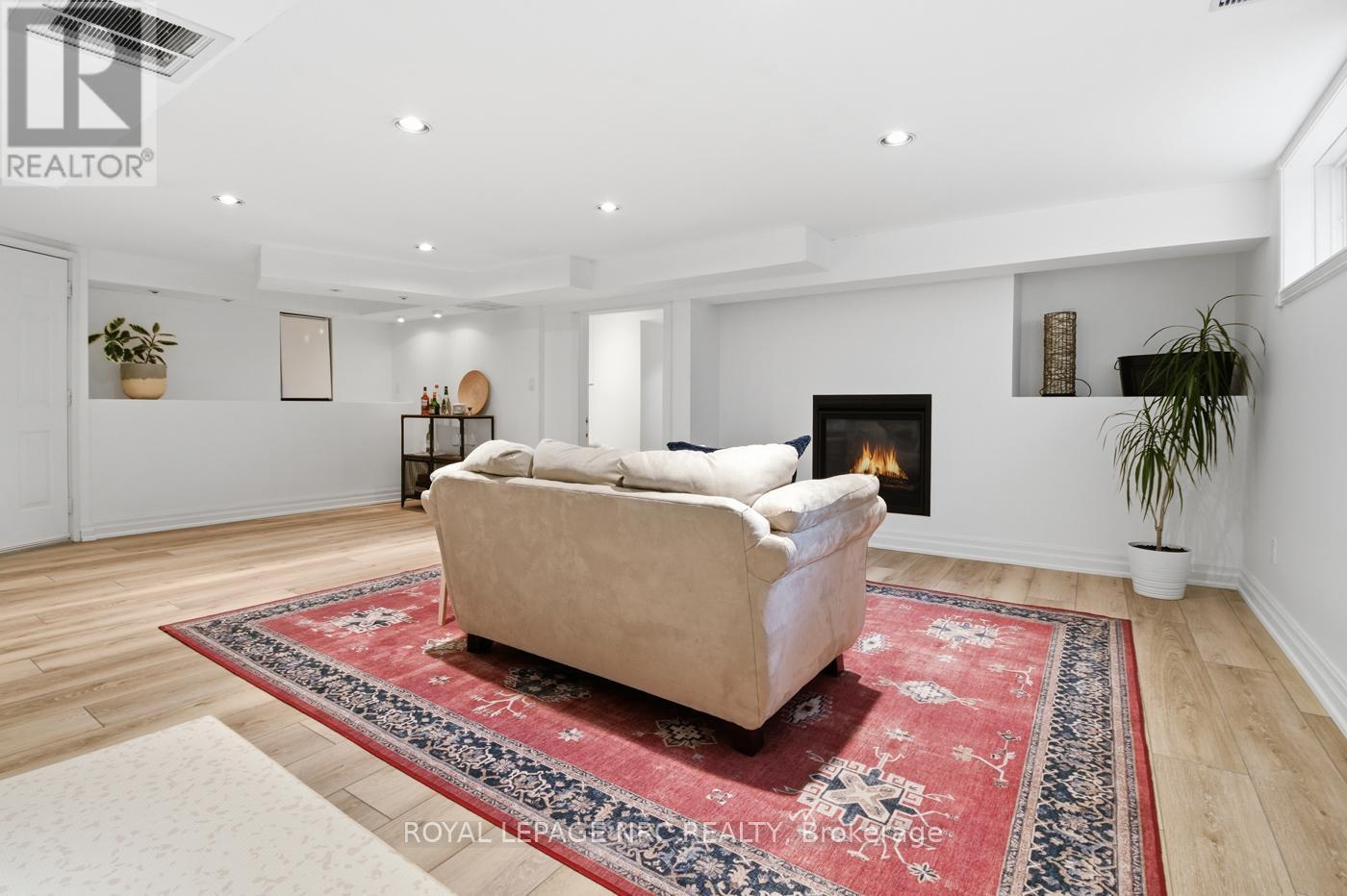 12 Fuller Crescent, Thorold (Confederation Heights), ON - Indoor Photo Showing Living Room With Fireplace