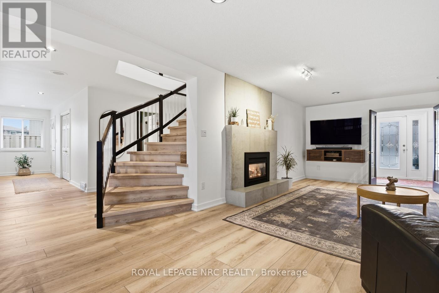 12 Fuller Crescent, Thorold (Confederation Heights), ON - Indoor Photo Showing Living Room With Fireplace