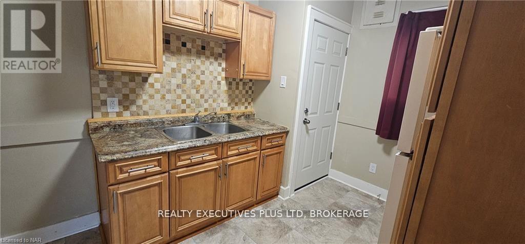 4865 Simcoe Street, Niagara Falls (Cherrywood), ON - Indoor Photo Showing Kitchen With Double Sink