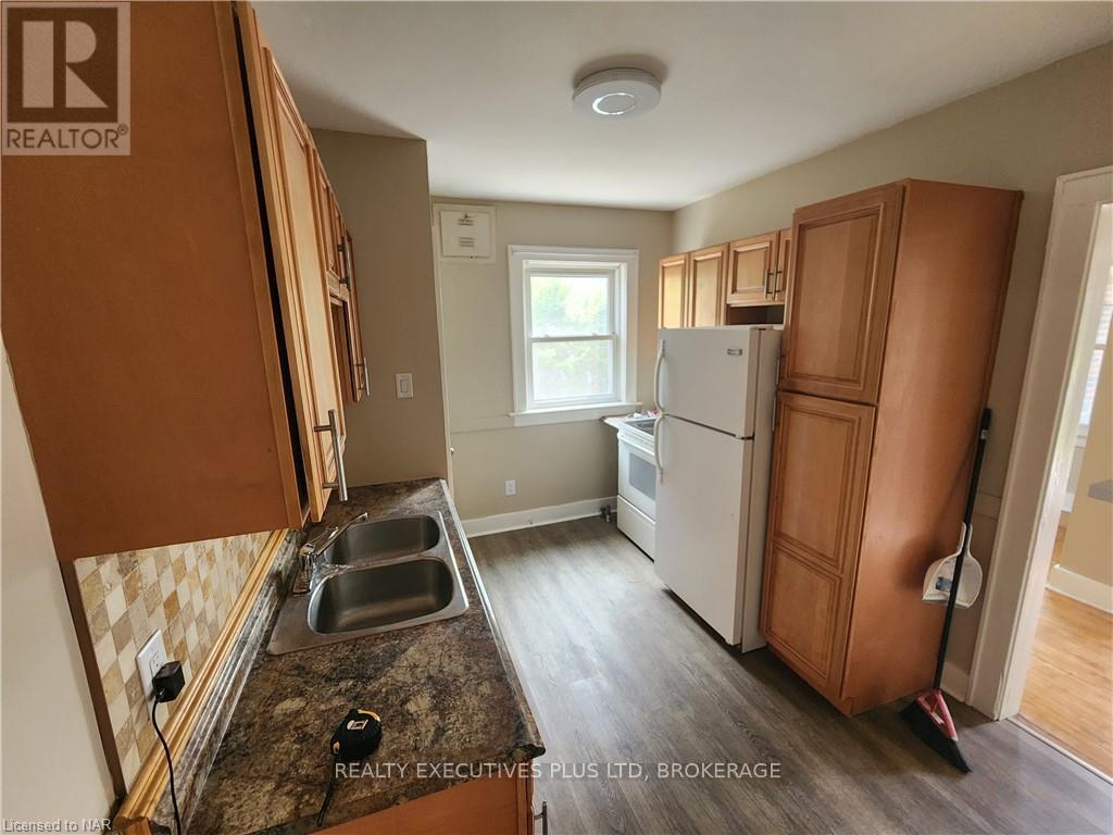 Kitchen - 4865 Simcoe Street, Niagara Falls (Cherrywood), ON - Indoor Photo Showing Kitchen With Double Sink