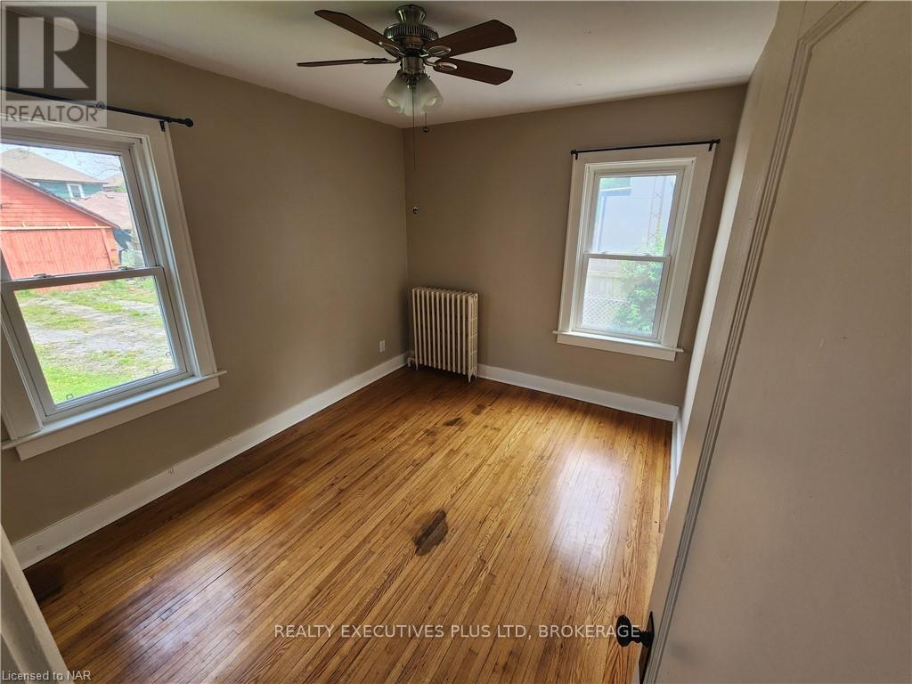 1 of the 2 bedrooms - 4865 Simcoe Street, Niagara Falls (Cherrywood), ON - Indoor Photo Showing Other Room