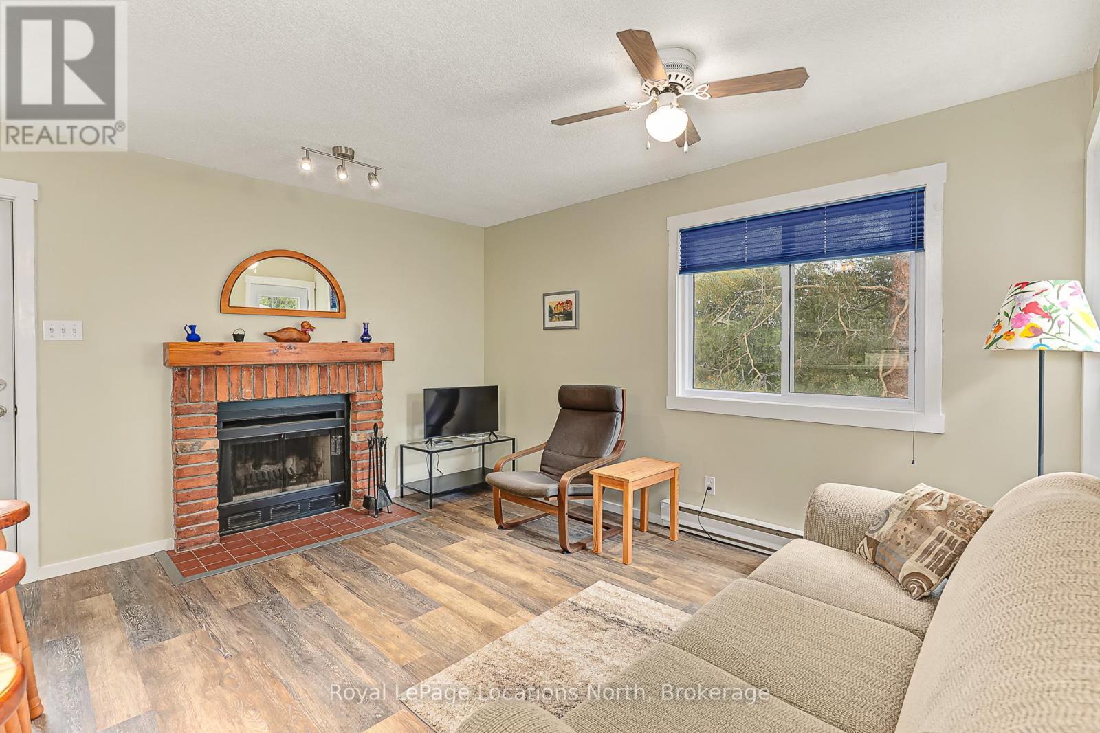 47 - 19 Dawson Drive, Collingwood, ON - Indoor Photo Showing Living Room With Fireplace