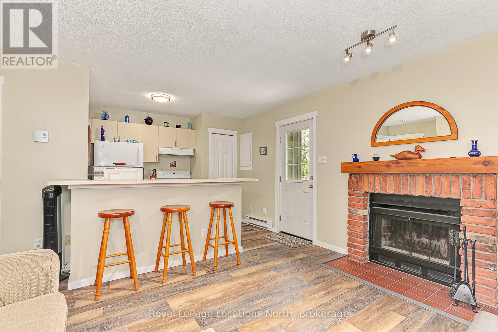 47 - 19 Dawson Drive, Collingwood, ON - Indoor Photo Showing Living Room With Fireplace