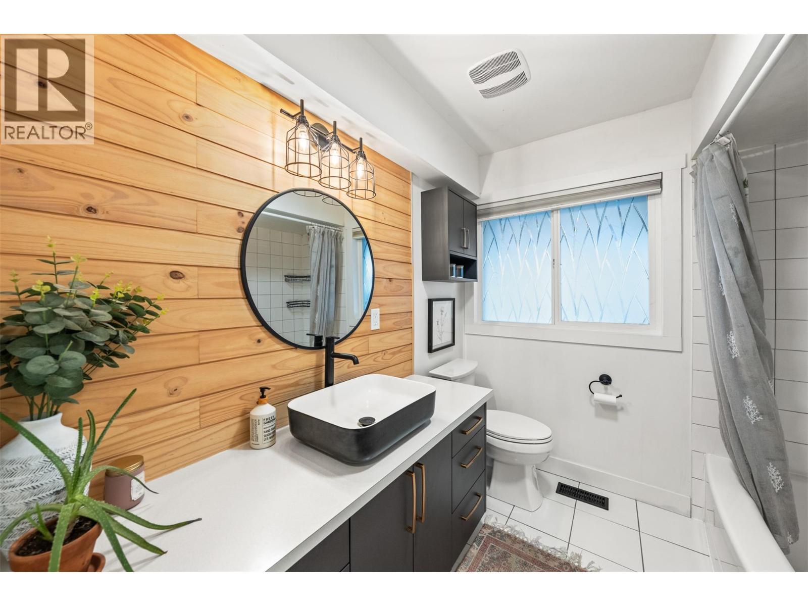 3588 Spiers Road, Kelowna, BC - Indoor Photo Showing Bathroom