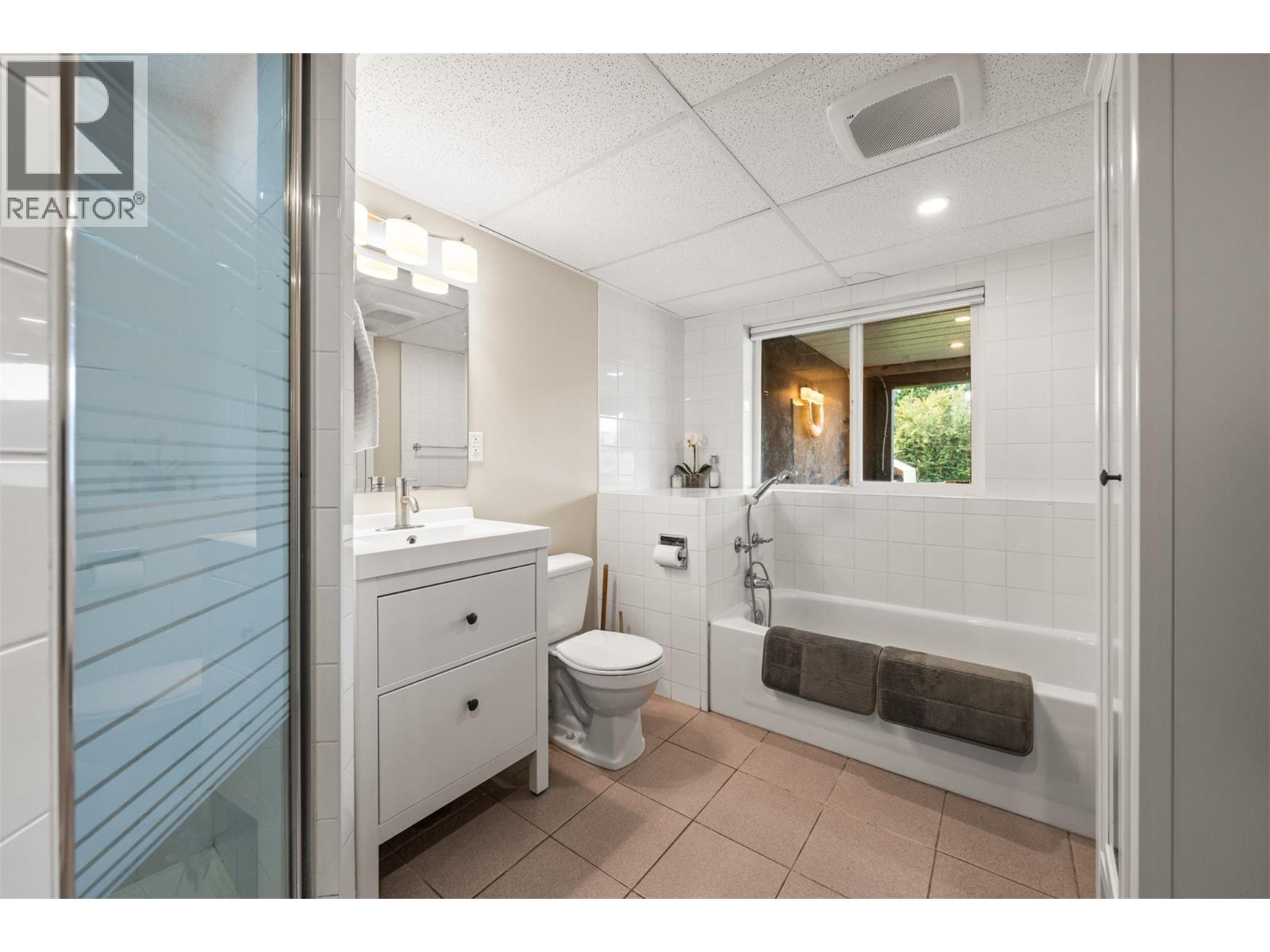 3588 Spiers Road, Kelowna, BC - Indoor Photo Showing Bathroom