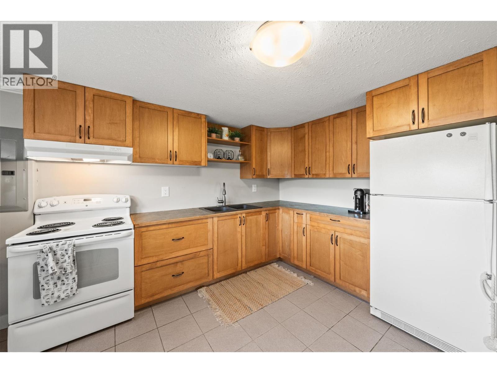 3588 Spiers Road, Kelowna, BC - Indoor Photo Showing Kitchen