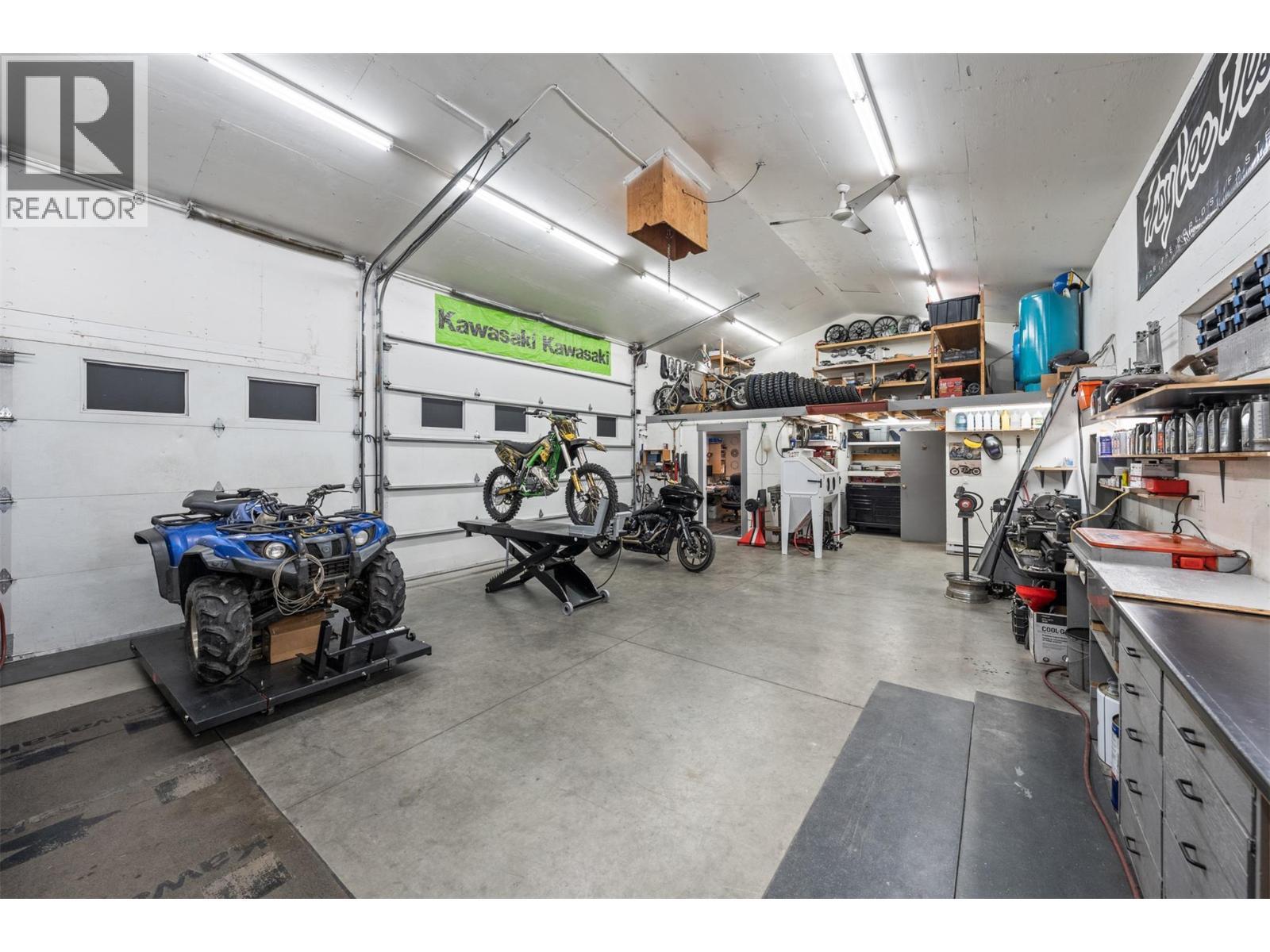 3588 Spiers Road, Kelowna, BC - Indoor Photo Showing Garage