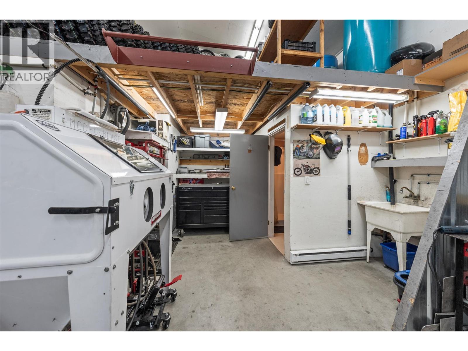 3588 Spiers Road, Kelowna, BC - Indoor Photo Showing Basement