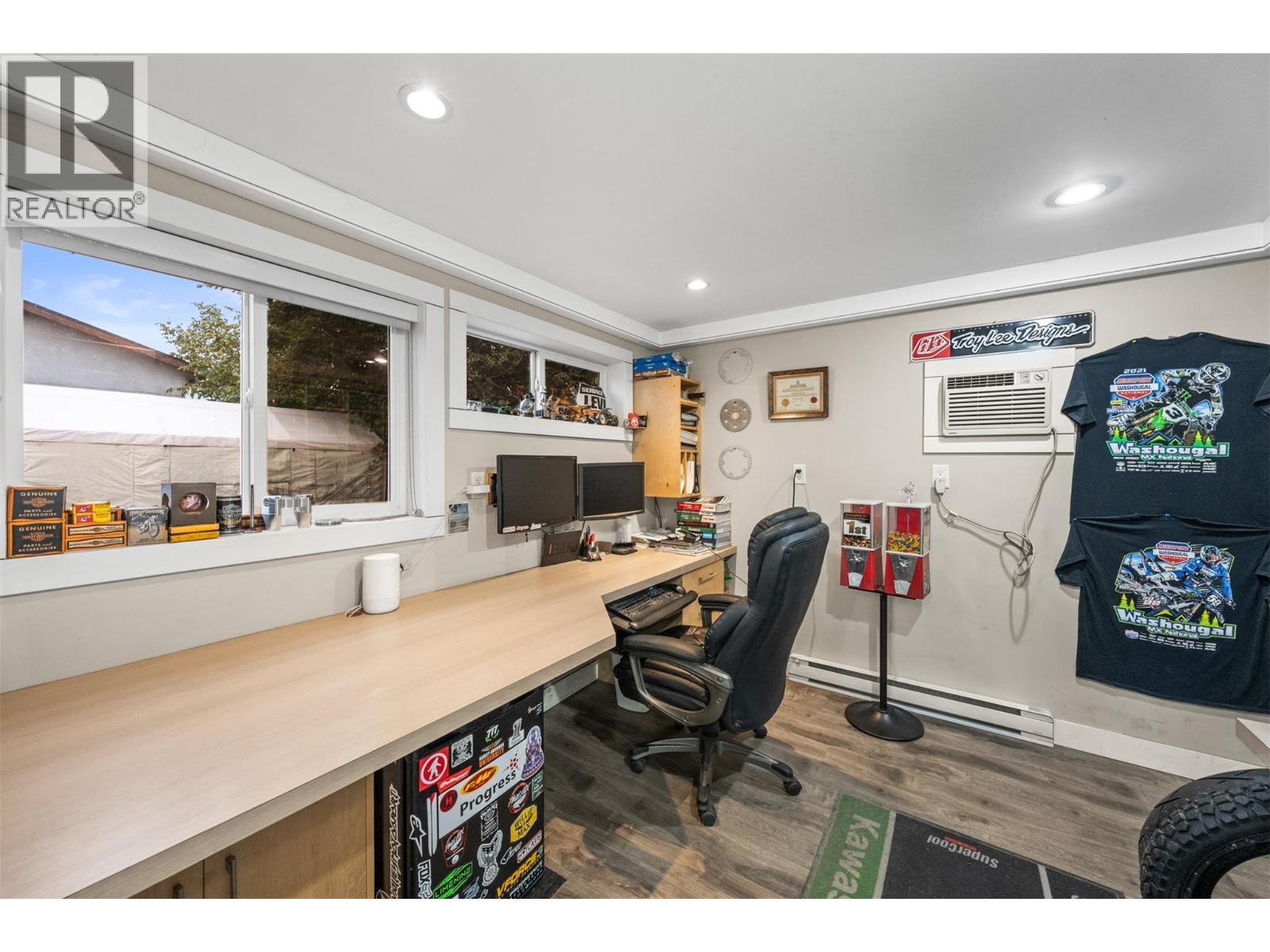 3588 Spiers Road, Kelowna, BC - Indoor Photo Showing Office