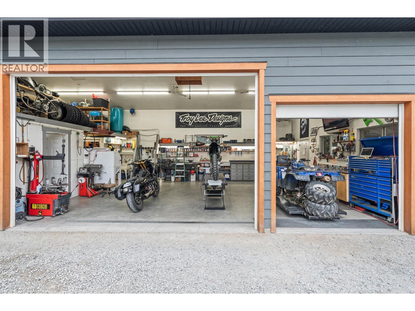3588 Spiers Road, Kelowna, BC - Indoor Photo Showing Garage