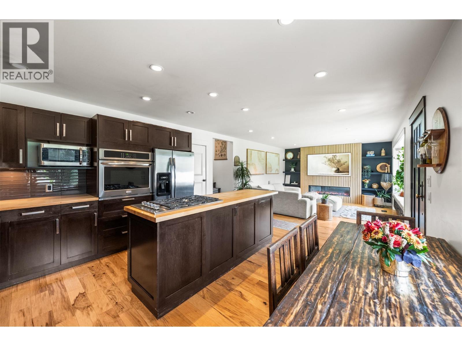 3588 Spiers Road, Kelowna, BC - Indoor Photo Showing Kitchen