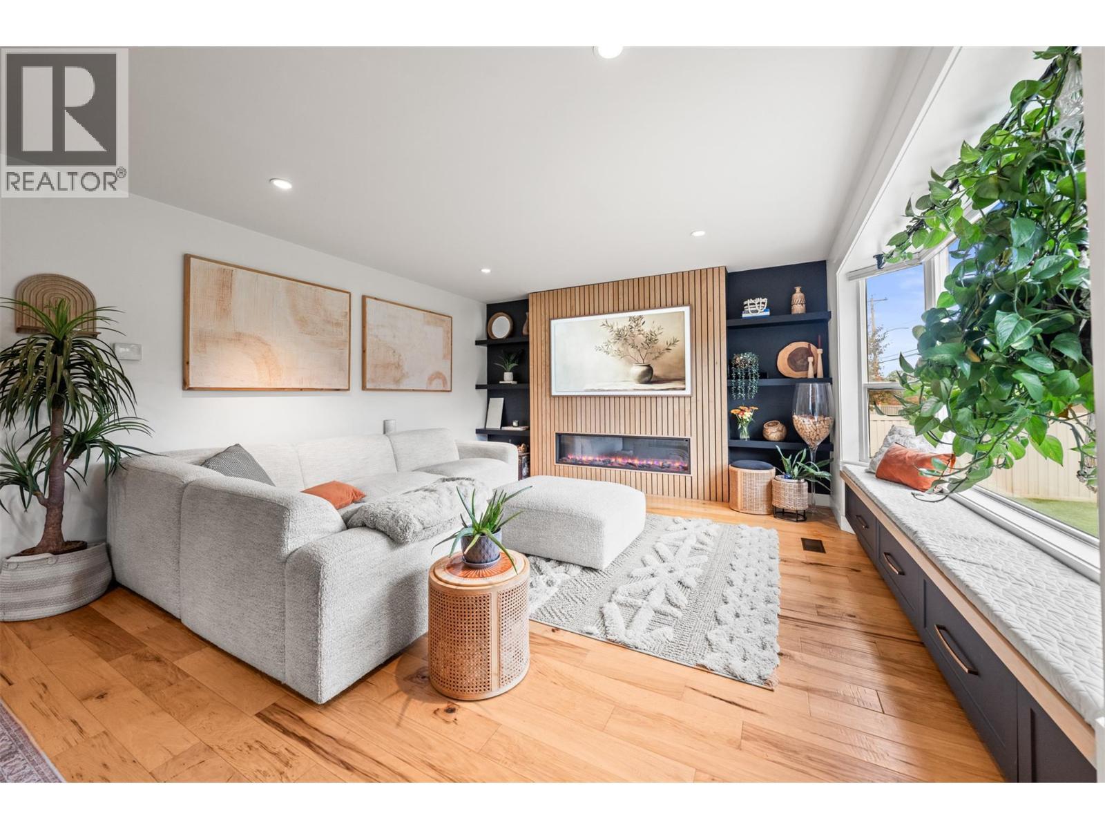 3588 Spiers Road, Kelowna, BC - Indoor Photo Showing Living Room