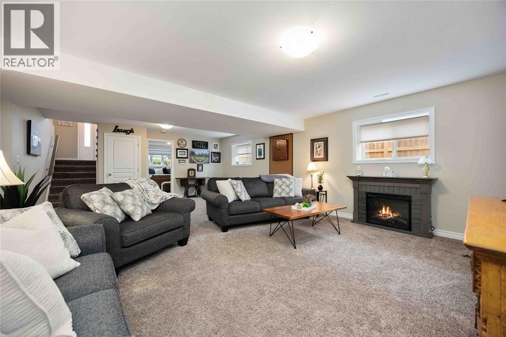 318 Citation Circle, St Clair, ON - Indoor Photo Showing Living Room With Fireplace