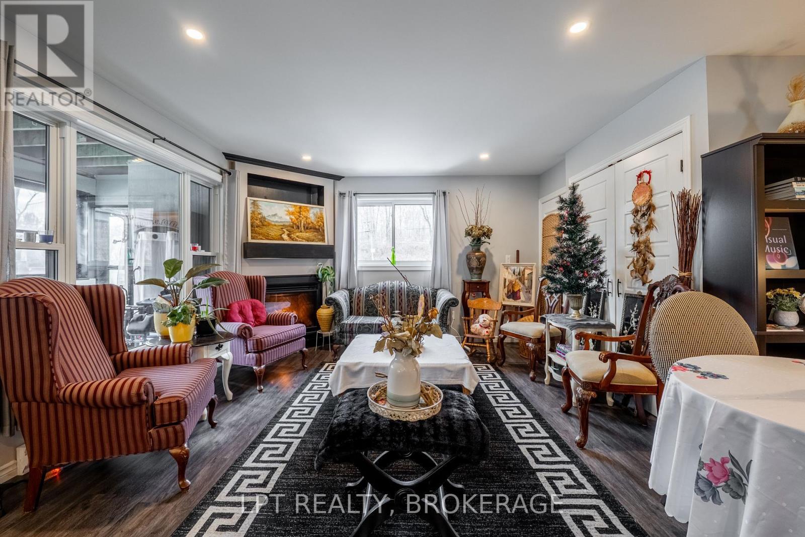 Middle Unit - 1857 Crow Lake Road, Frontenac (Frontenac Centre), ON - Indoor Photo Showing Living Room