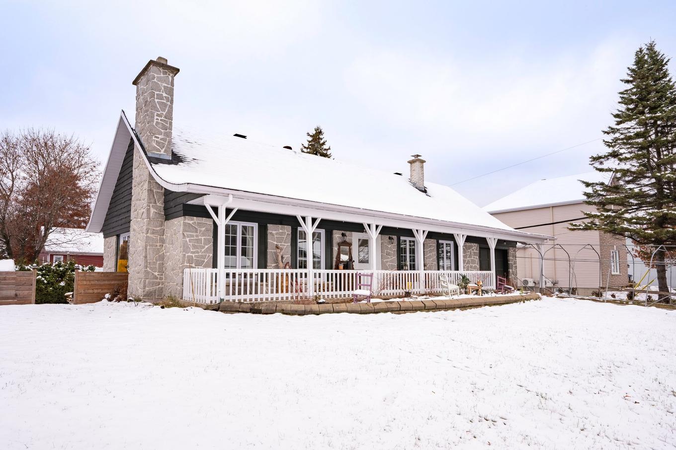 Façade - 2327 Rue Ste-Hélène, Lévis (Les Chutes-De-La-Chaudière-Est), QC - Outdoor With Deck Patio Veranda