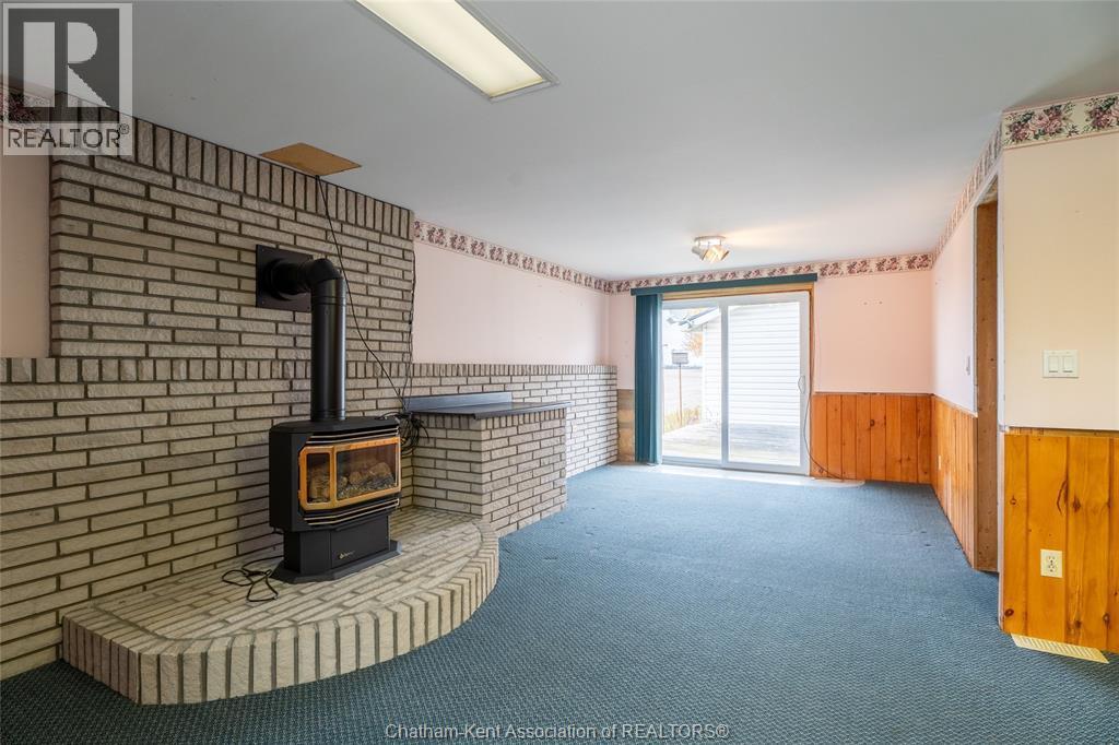 13171 Base Line Road, Thamesville, ON - Indoor With Fireplace