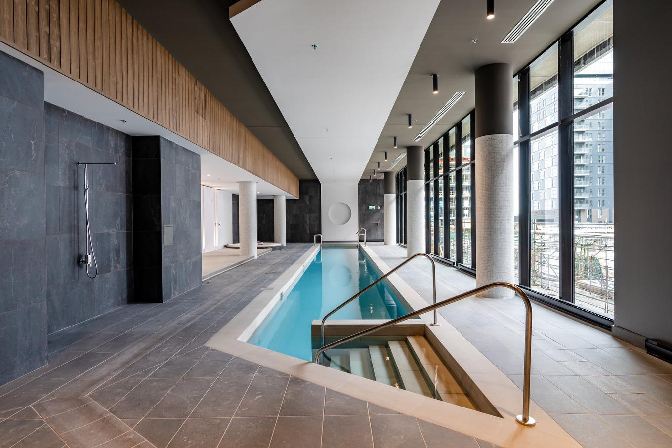 Pool - 321-505 Rue De L'Escale, Brossard, QC - Indoor Photo Showing Other Room With In Ground Pool