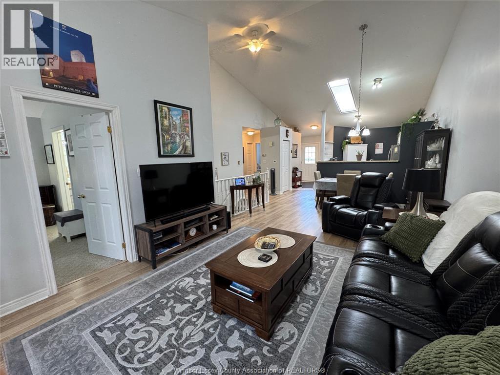 3 Ashley Crescent, Leamington, ON - Indoor Photo Showing Living Room