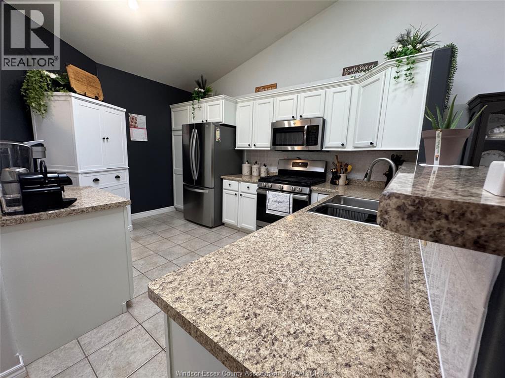 3 Ashley Crescent, Leamington, ON - Indoor Photo Showing Kitchen With Double Sink