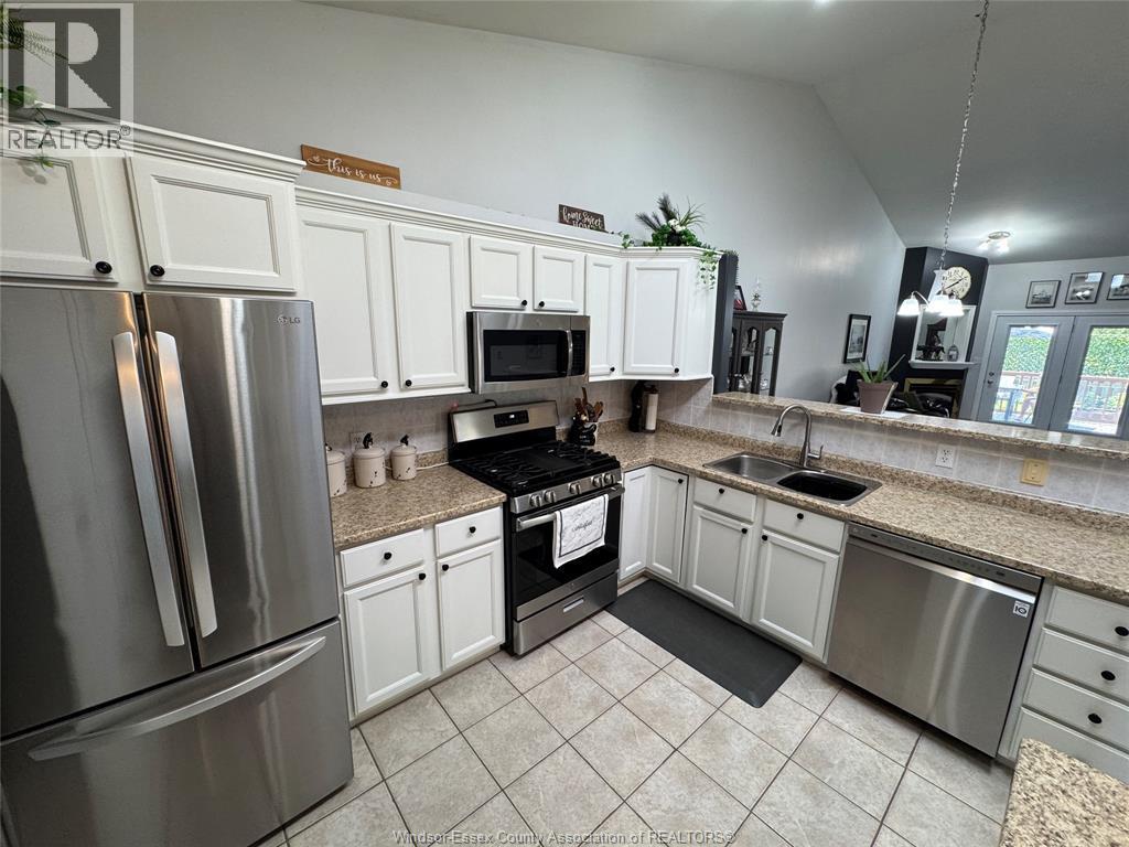 3 Ashley Crescent, Leamington, ON - Indoor Photo Showing Kitchen With Double Sink