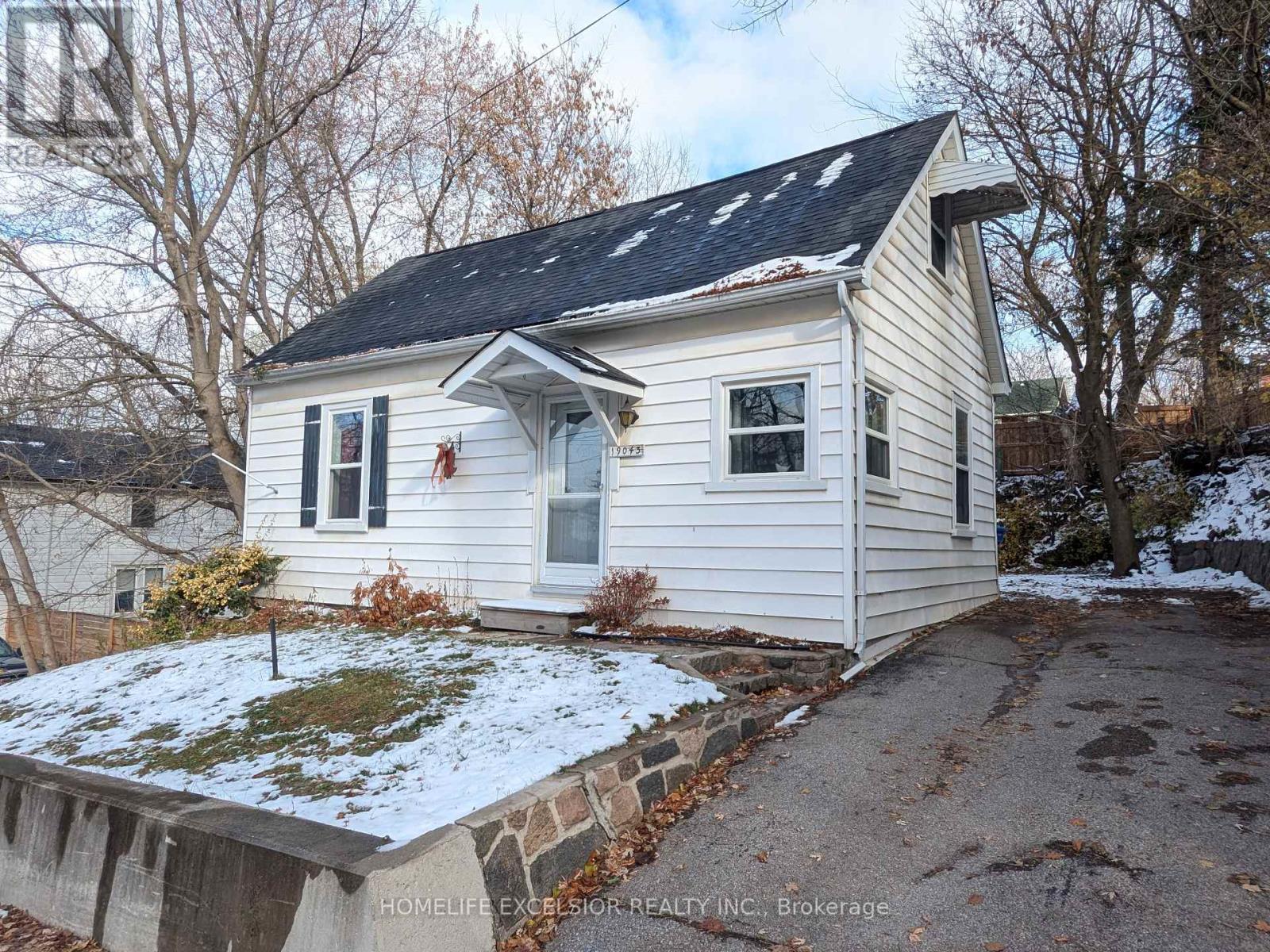 19043 Centre Street, East Gwillimbury, ON - Outdoor