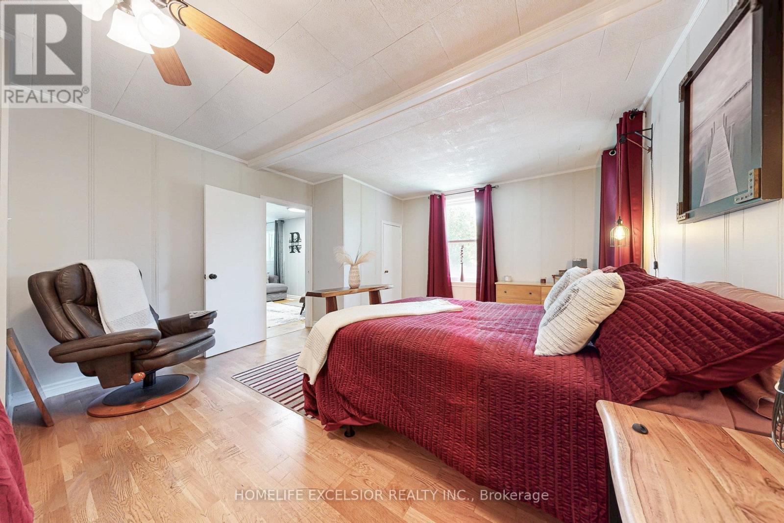 19043 Centre Street, East Gwillimbury, ON - Indoor Photo Showing Bedroom