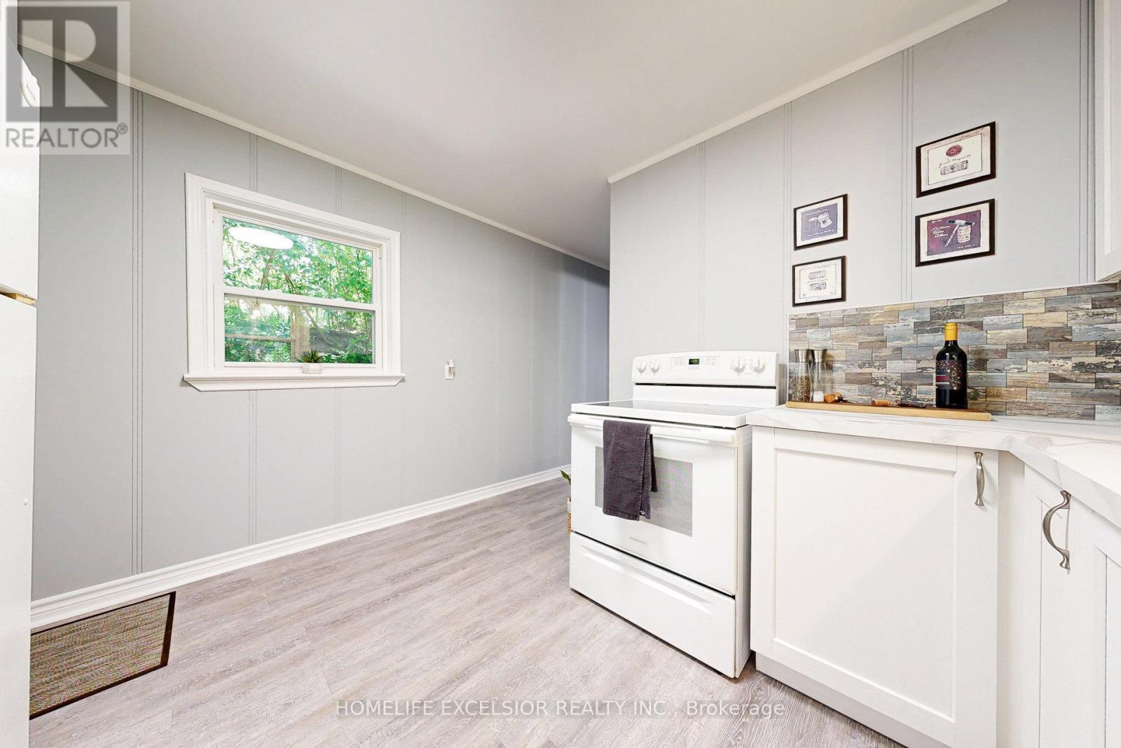 19043 Centre Street, East Gwillimbury, ON - Indoor Photo Showing Kitchen