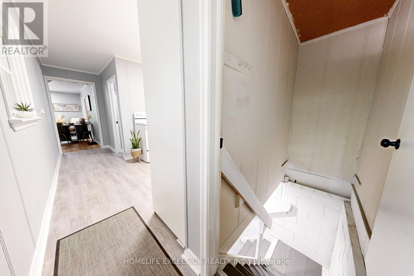 19043 Centre Street, East Gwillimbury, ON - Indoor Photo Showing Other Room