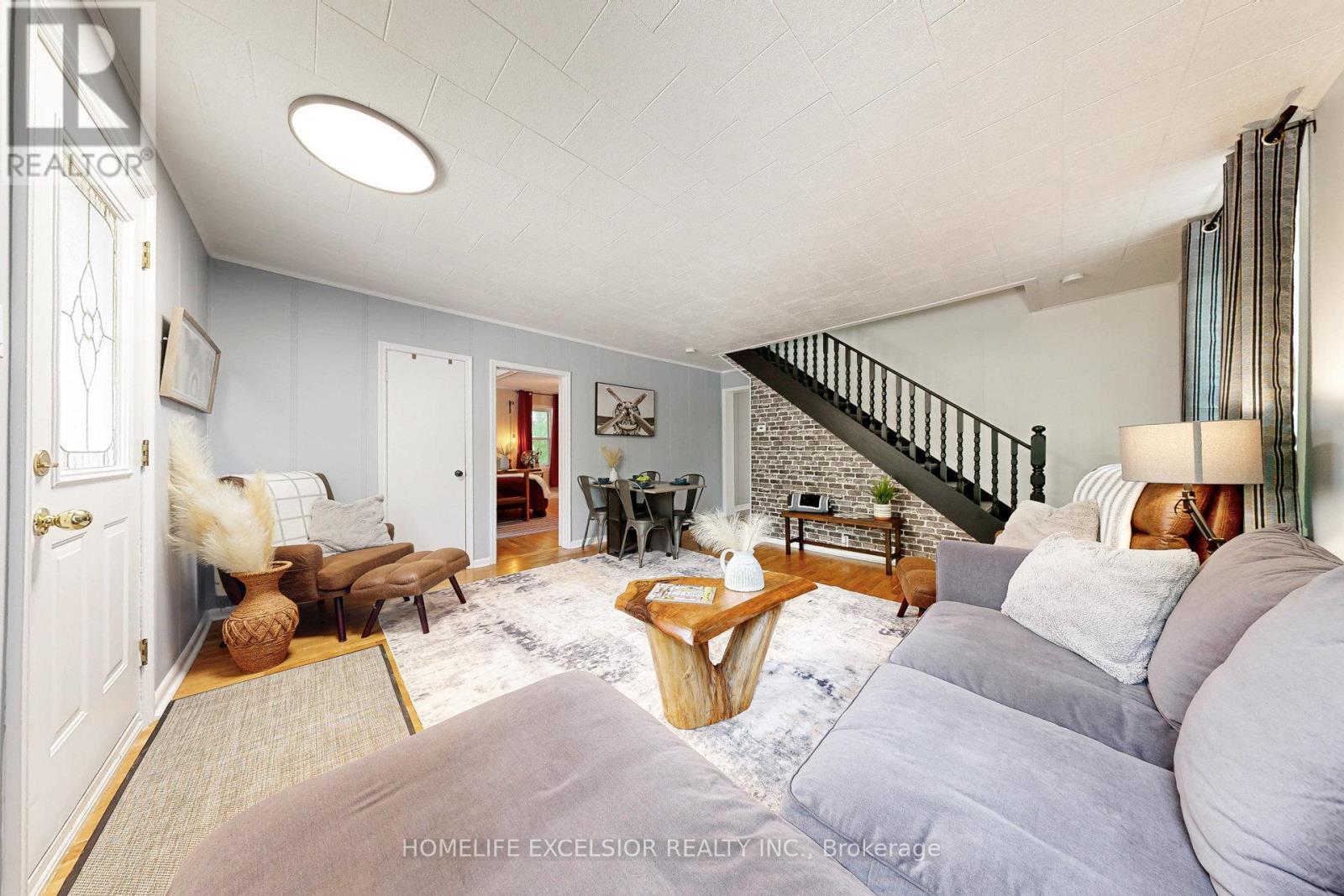 19043 Centre Street, East Gwillimbury, ON - Indoor Photo Showing Other Room