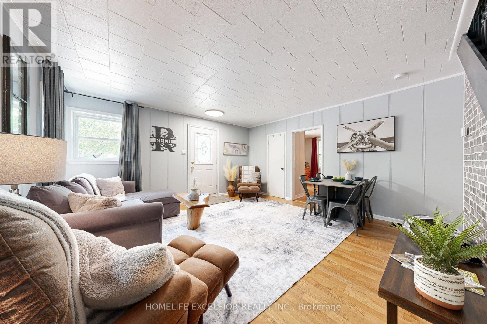 19043 Centre Street, East Gwillimbury, ON - Indoor