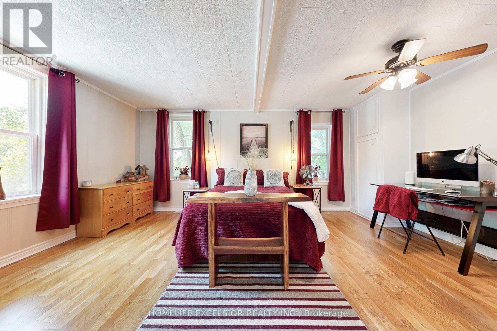 19043 Centre Street, East Gwillimbury, ON - Indoor Photo Showing Office