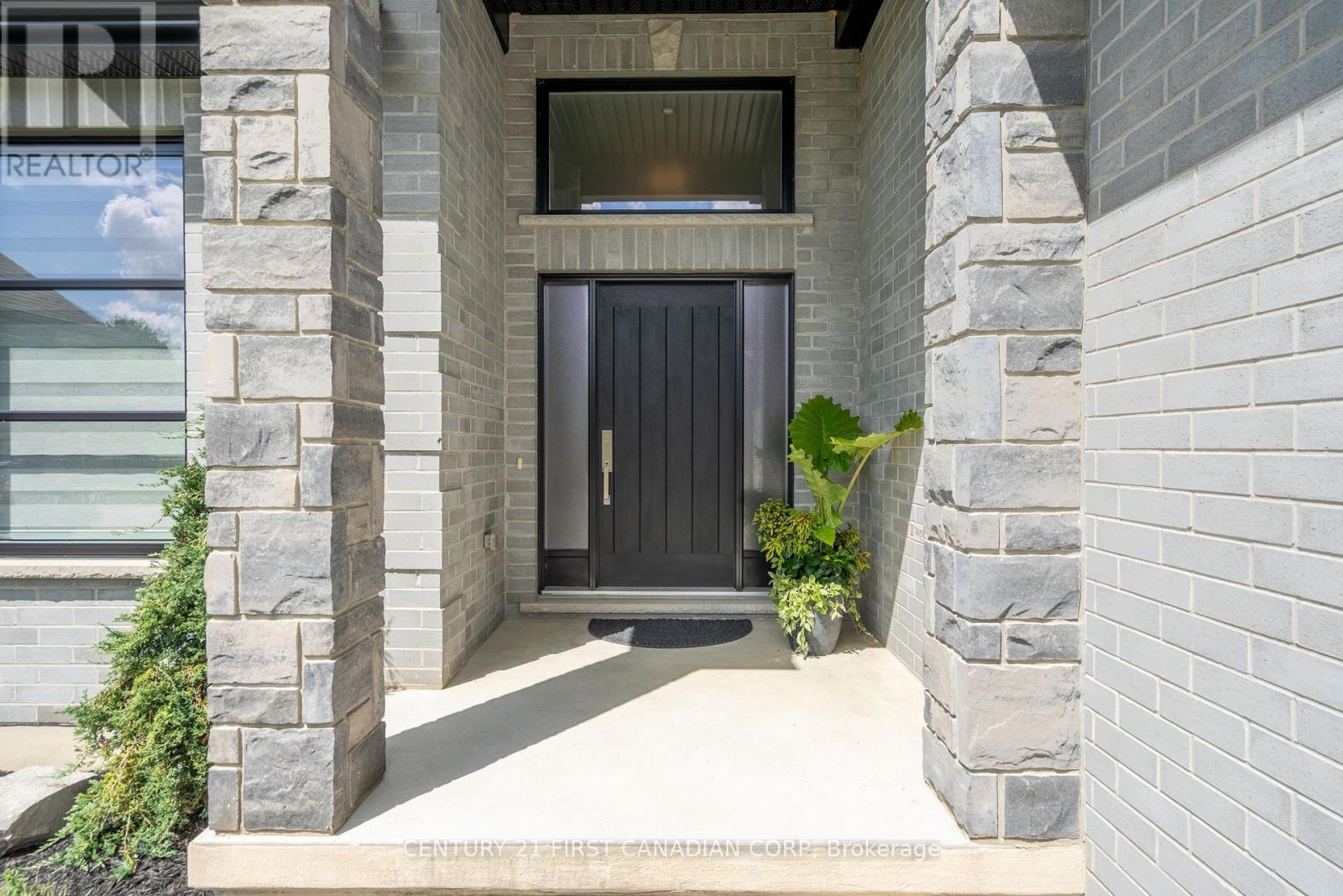 16 Foxborough Place, Thames Centre (Thorndale), ON - Outdoor With Exterior