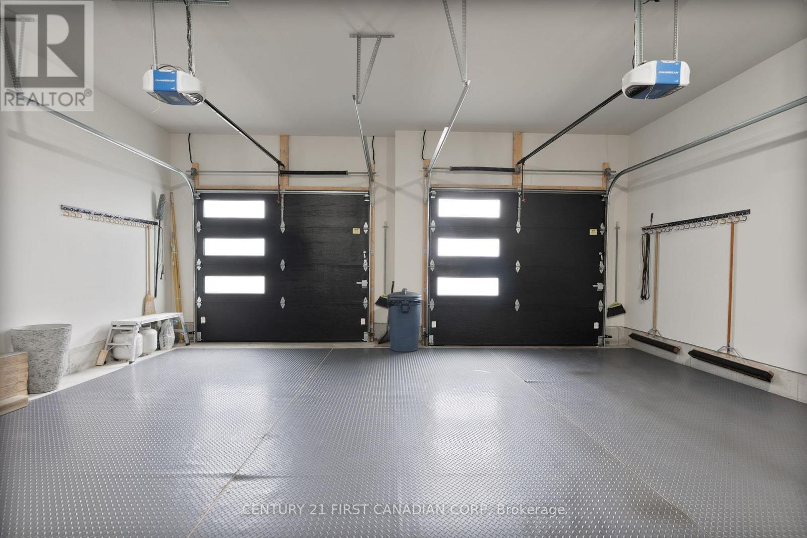 16 Foxborough Place, Thames Centre (Thorndale), ON - Indoor Photo Showing Garage
