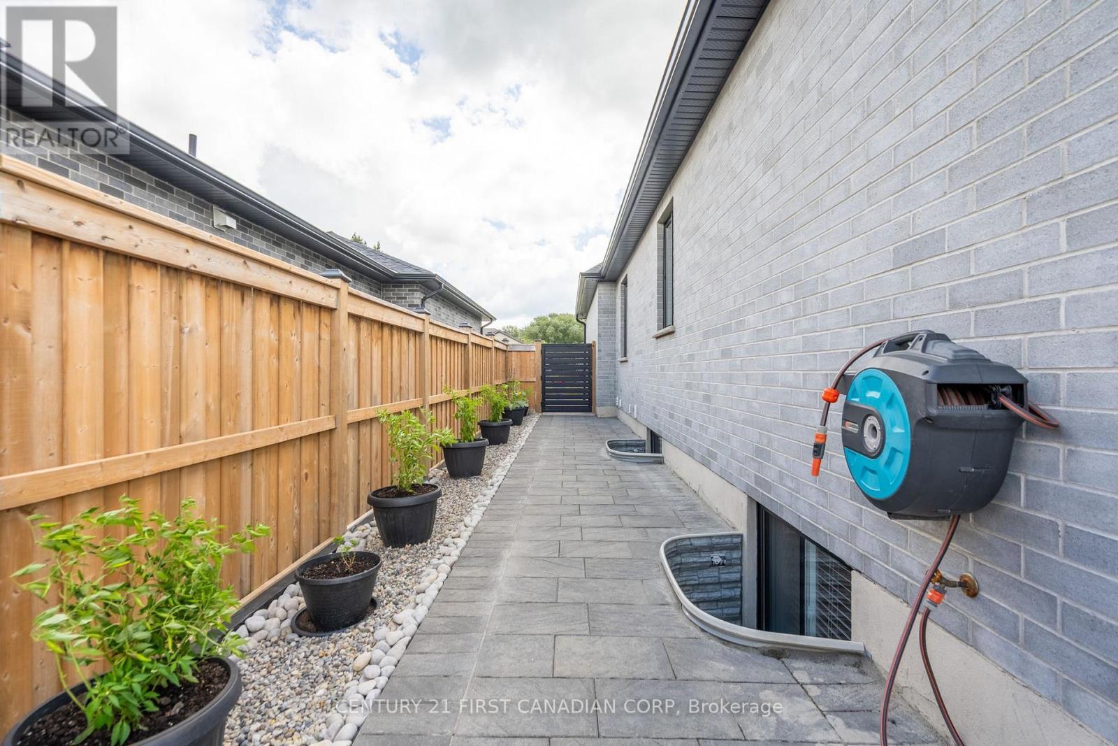 16 Foxborough Place, Thames Centre (Thorndale), ON - Outdoor With Exterior