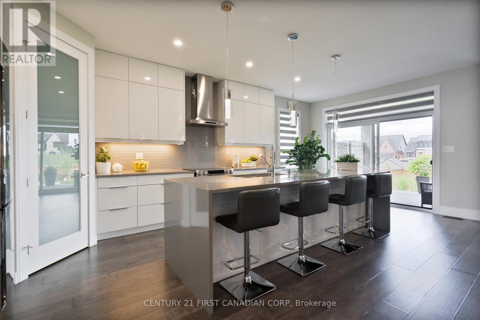 16 Foxborough Place, Thames Centre (Thorndale), ON - Indoor Photo Showing Kitchen With Upgraded Kitchen