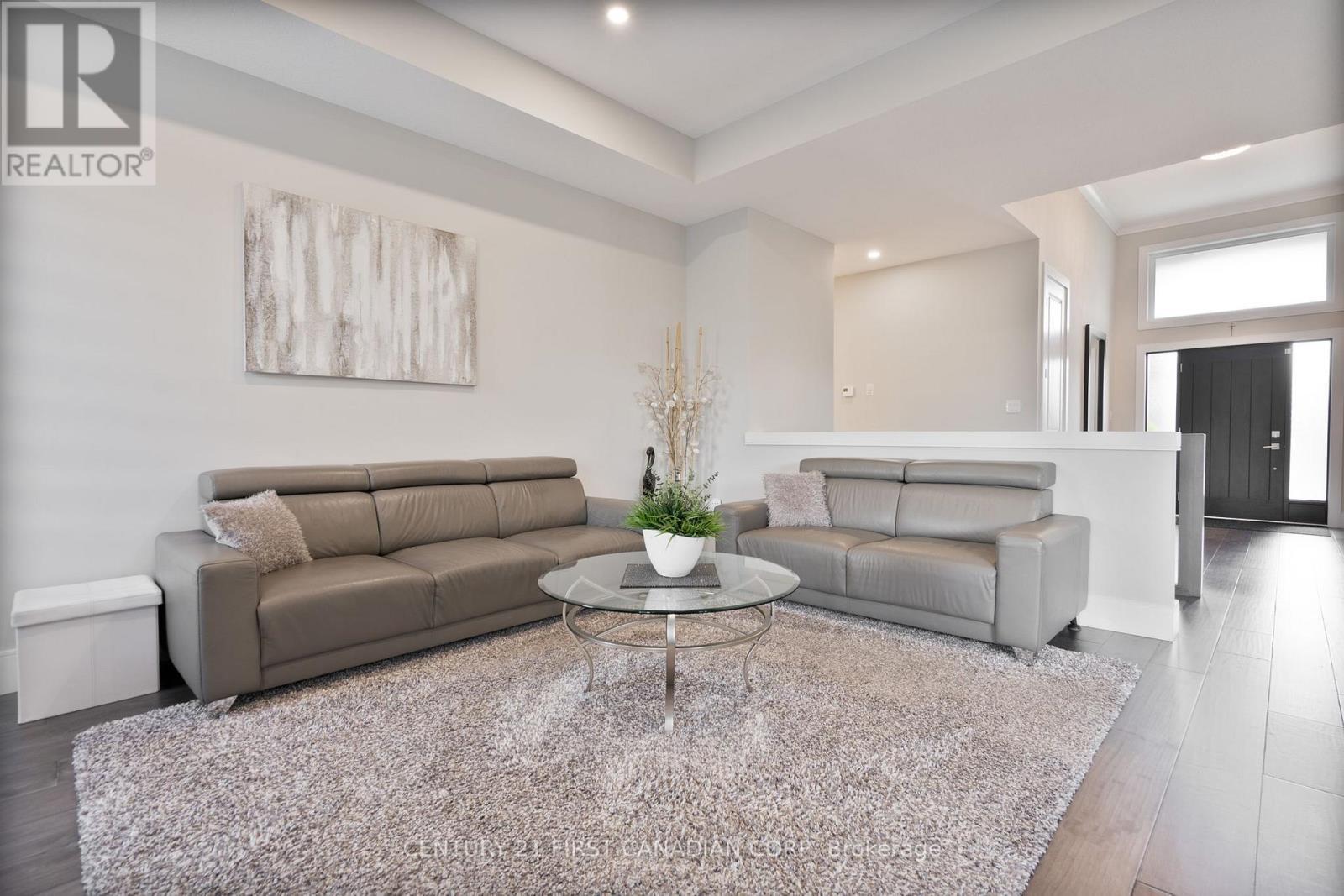 16 Foxborough Place, Thames Centre (Thorndale), ON - Indoor Photo Showing Living Room