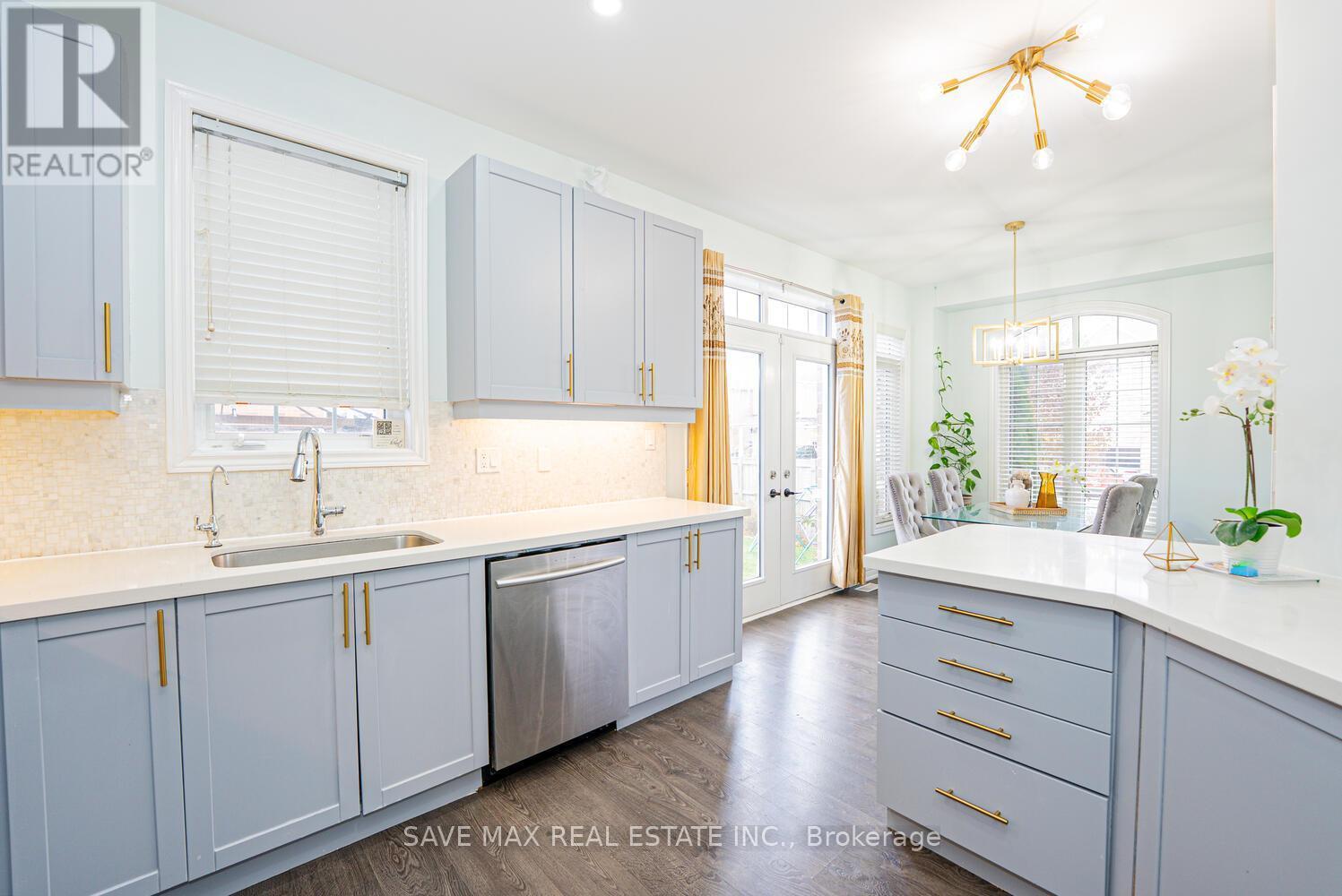 39 Divinity Circle, Brampton, ON - Indoor Photo Showing Kitchen With Upgraded Kitchen