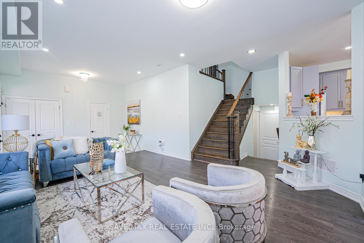 39 Divinity Circle, Brampton, ON - Indoor Photo Showing Living Room