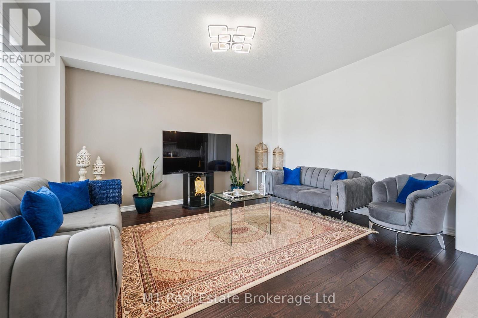 19 Findlay Way, Centre Wellington (Fergus), ON - Indoor Photo Showing Living Room