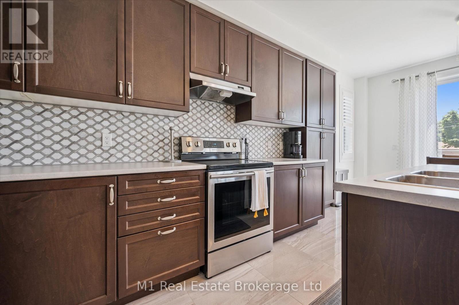 19 Findlay Way, Centre Wellington (Fergus), ON - Indoor Photo Showing Kitchen With Double Sink